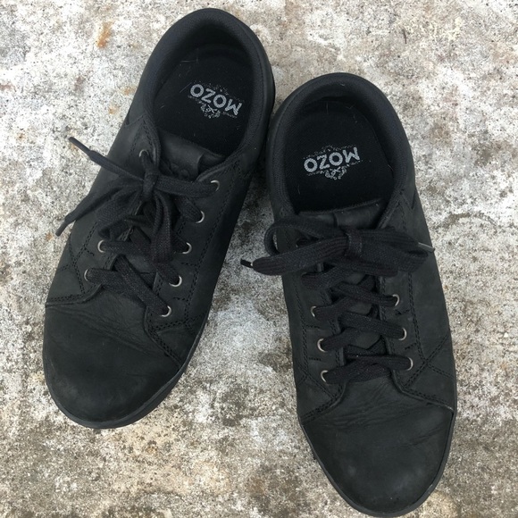 non slip black sneakers